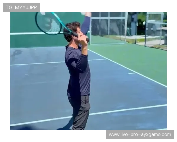 网球选手在赛前专注发球训练，稳定性提高